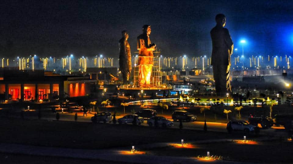 रात में लाइटिंग में जगमगाता राष्ट्र प्रेरणा स्थल।