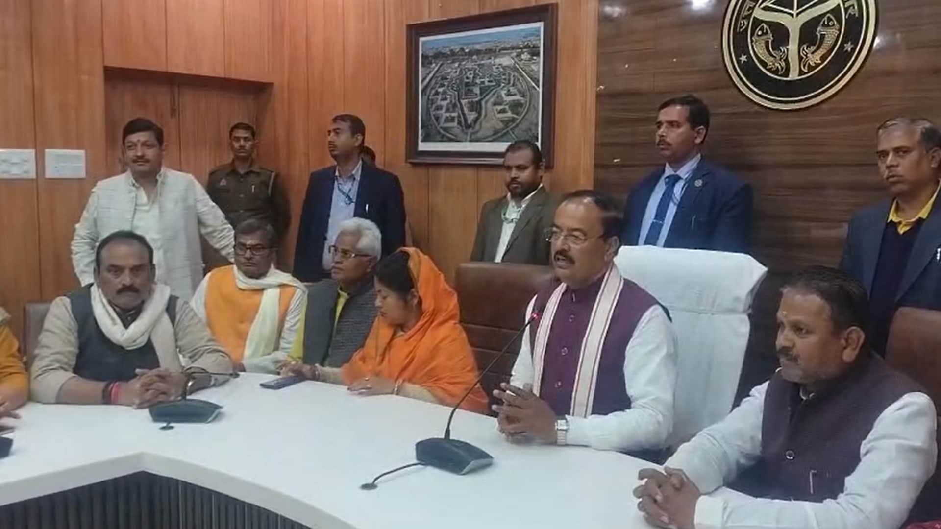 सर्किट हाउस में कार्यकर्ताओं और पदाधिकारियों के साथ बैठक करते डिप्टी सीएम केशव प्रसाद मौर्य।