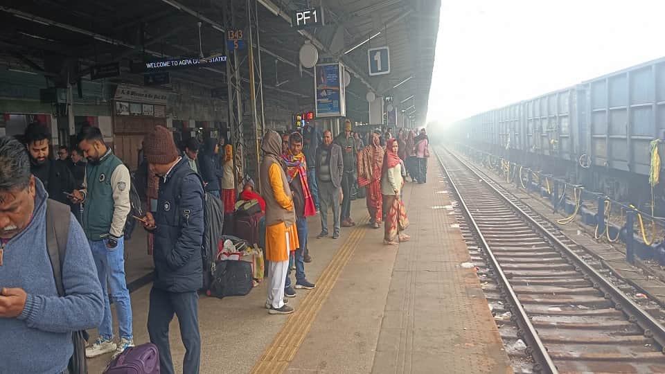 स्टेशन पर इंतजार करते रहे यात्री।