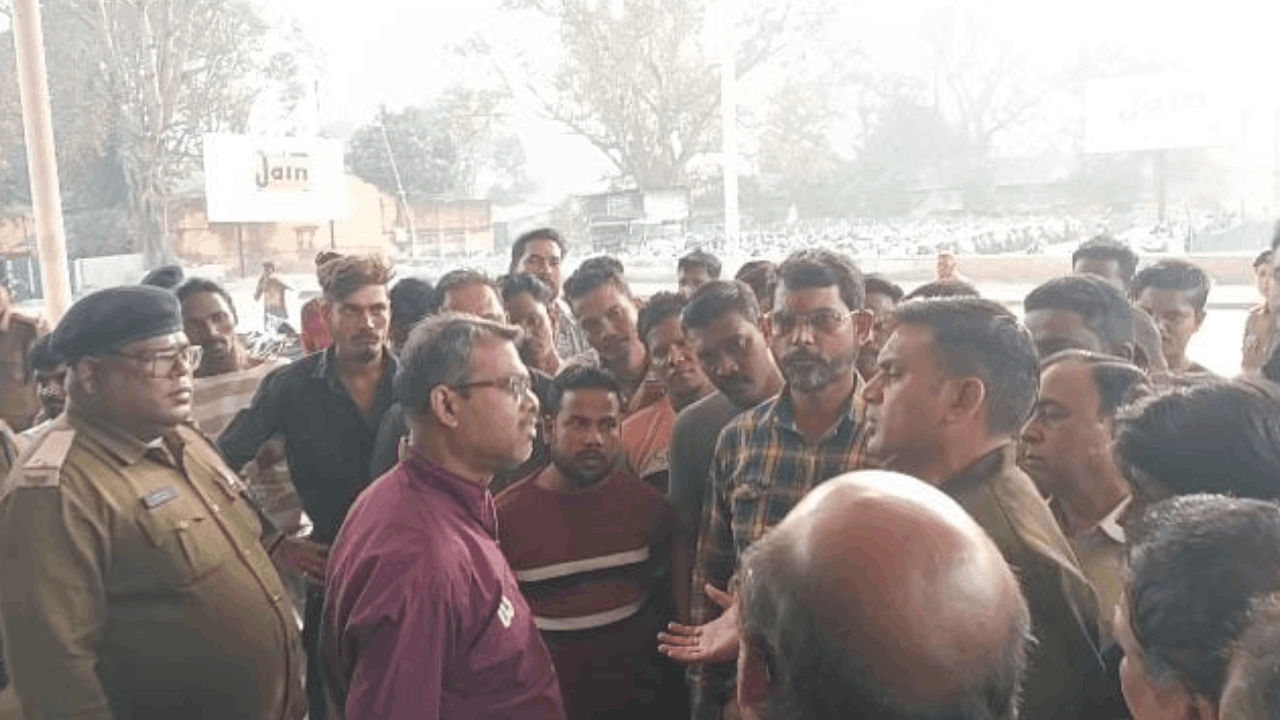 स्थानीय लोगों का हंगामा