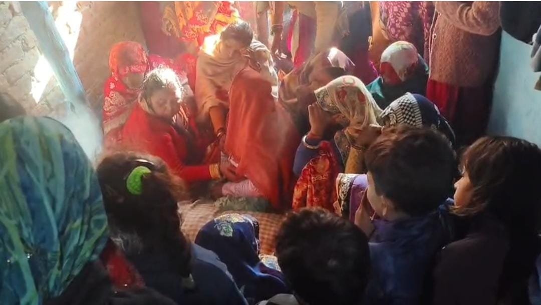 सड़क हादसे के बाद दुखी परिजन।