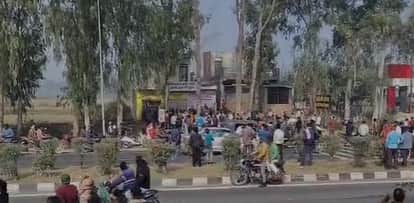 Angry Women Protest at Liquor Shop on Agra Jaipur Highway