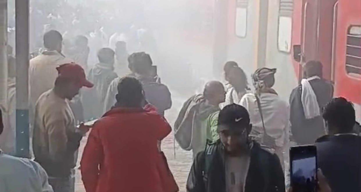 patna bihar bihta sadisopur railway station shramjeevi express general coach smoke incident danapur railway di