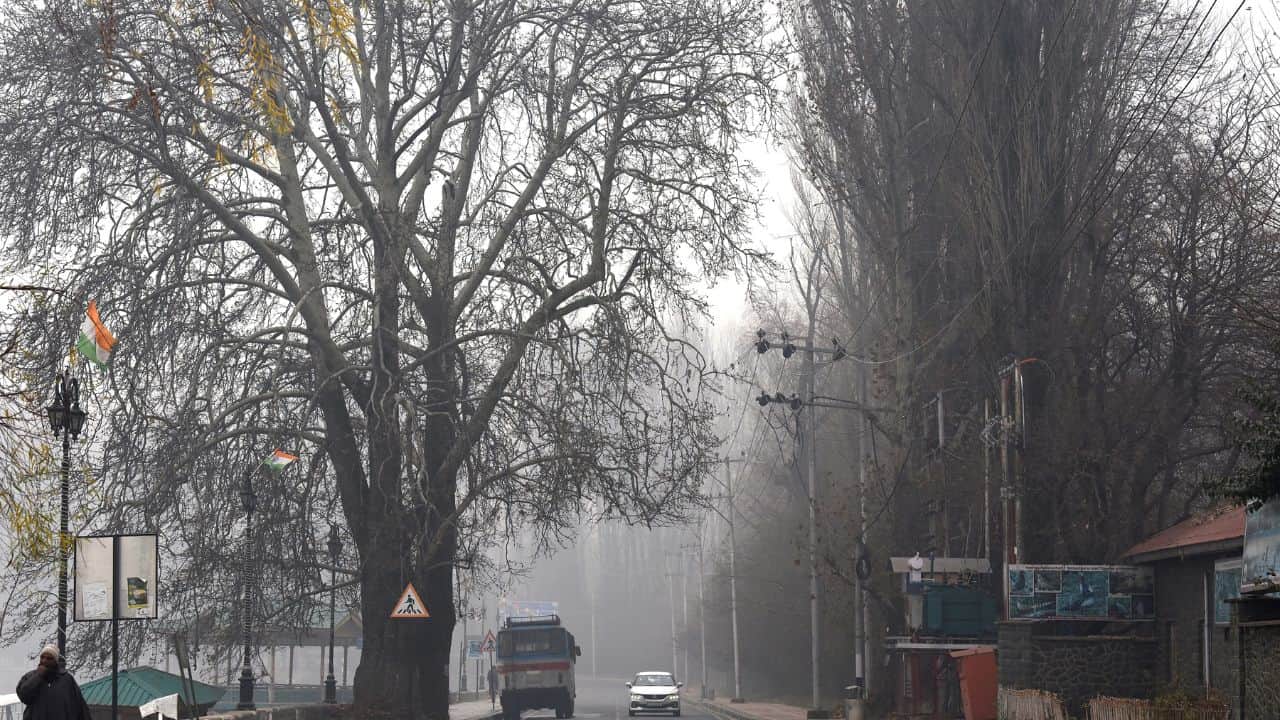 Dense Fog Engulfs in Srinagar wrapped in a blanket of fog, see beautiful pictures of Dal Lake.