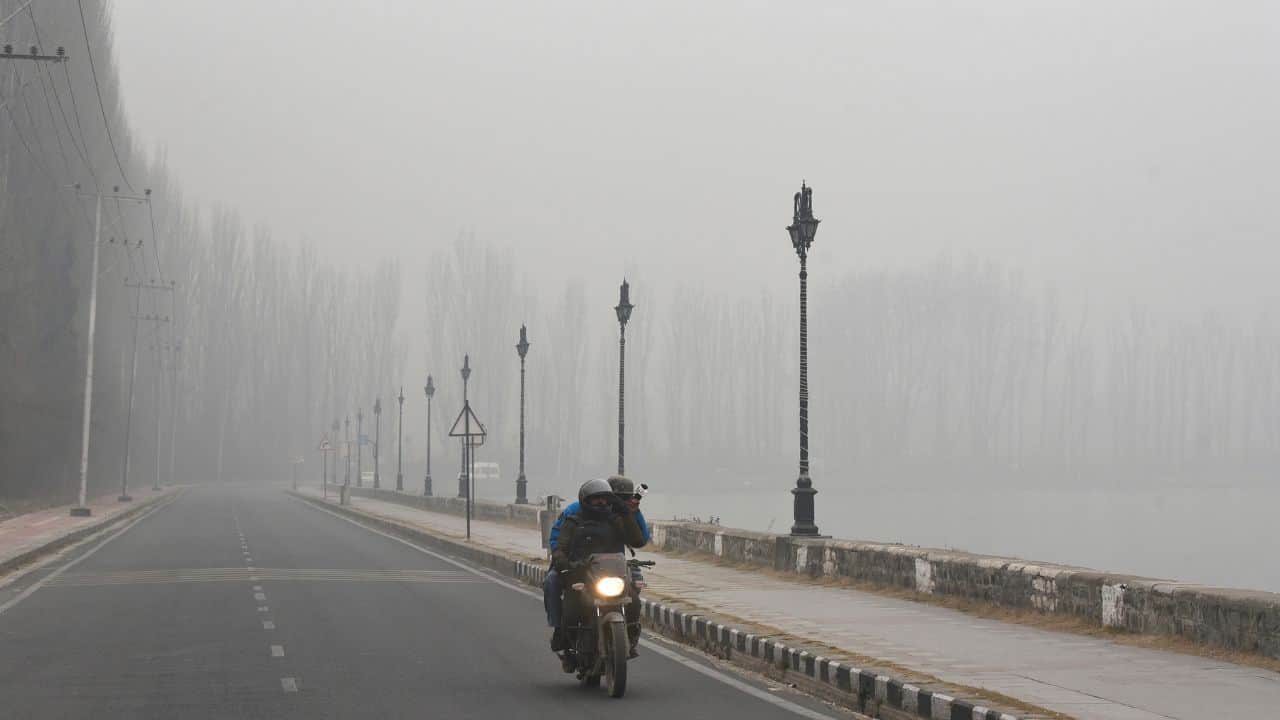 Dense Fog Engulfs in Srinagar wrapped in a blanket of fog, see beautiful pictures of Dal Lake.