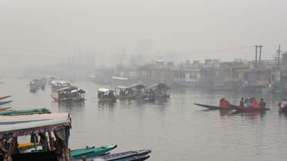 श्रीनगर में घना कोहरा छाया हुआ है।