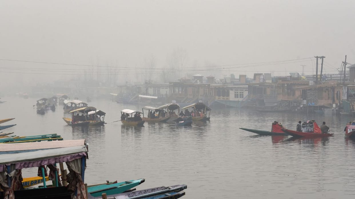 Dense Fog Engulfs in Srinagar wrapped in a blanket of fog, see beautiful pictures of Dal Lake.