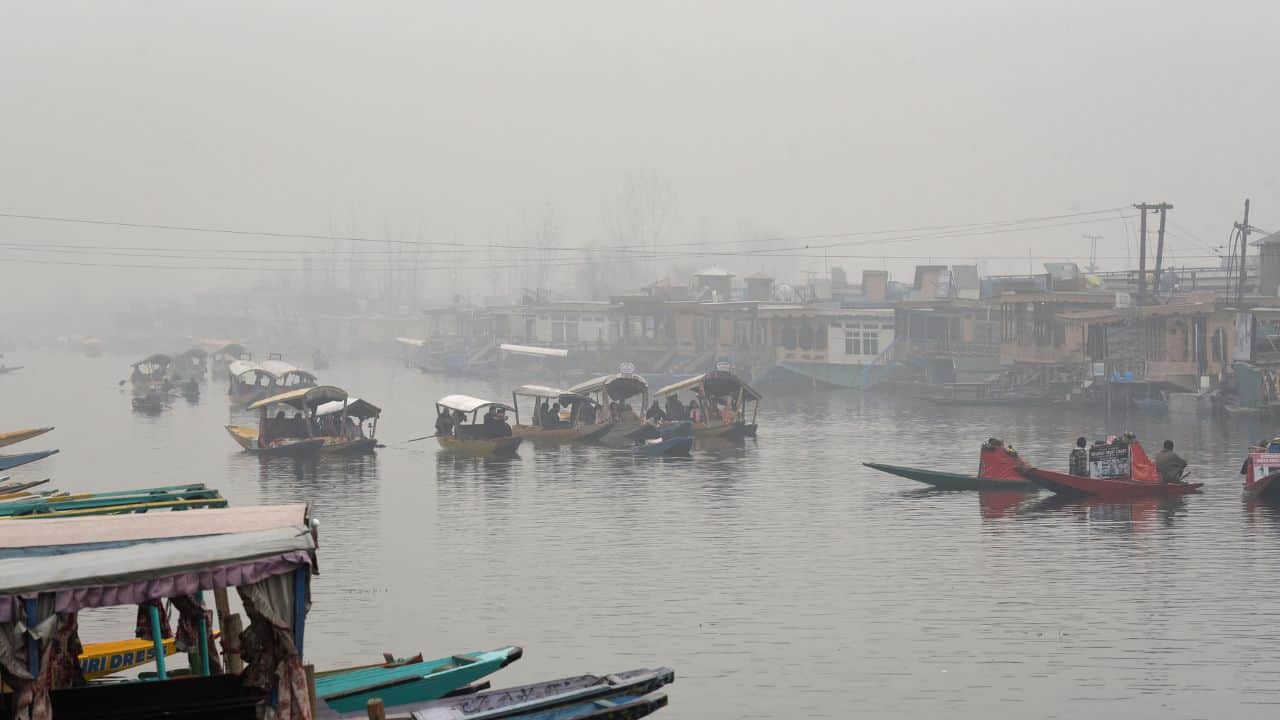 श्रीनगर में घना कोहरा छाया हुआ है।