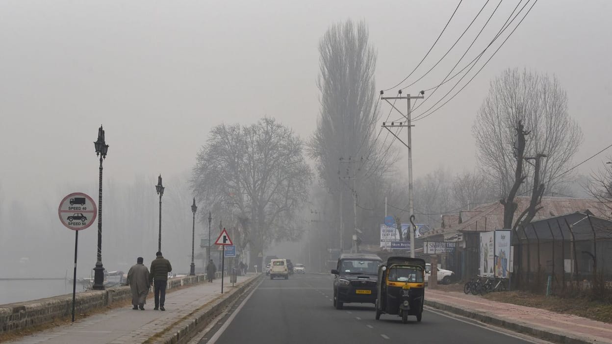 Dense Fog Engulfs In Srinagar:कोहरे की चादर में लिपटा श्रीनगर, देखें डल झील  की खूबसूरत तस्वीरें - Dense Fog Engulfs In Srinagar Wrapped In A Blanket Of  Fog, See Beautiful Pictures Of
