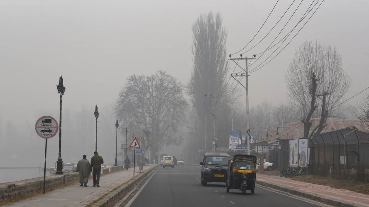 Dense Fog Engulfs in Srinagar wrapped in a blanket of fog, see beautiful pictures of Dal Lake.