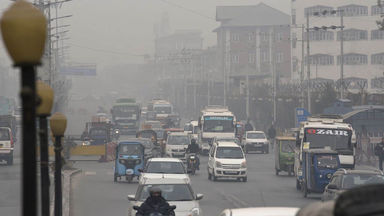 Dense Fog Engulfs in Srinagar wrapped in a blanket of fog, see beautiful pictures of Dal Lake.