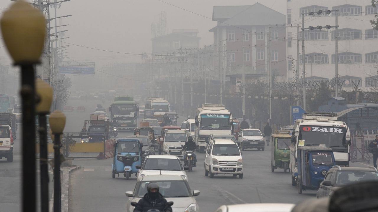 Dense Fog Engulfs in Srinagar wrapped in a blanket of fog, see beautiful pictures of Dal Lake.