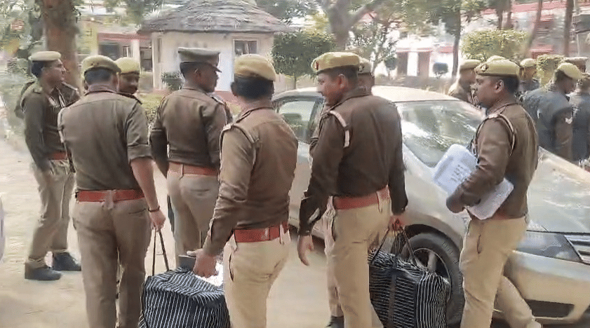 पुलिस ने दो पैकेट गांजा बरामद किया।