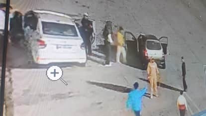 Miscreants beat up and looted 1.80 Lakh at the toll plaza in Banundi