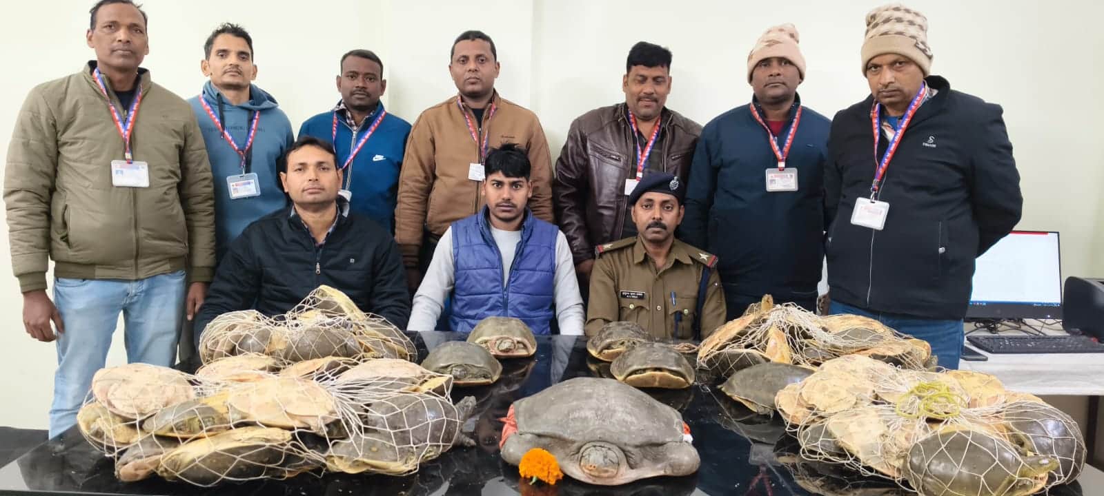 टीम के सदस्य जीवत कछुओं को बरामद करने के बाद एक समूह चित्र में।