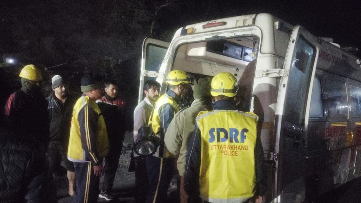 Road accident in vyasi area of Tehri district SDRF rescues five people Uttarakhand news in Hindi