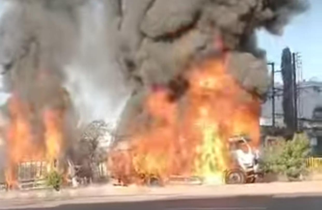 Indore: Drivers stopped at a tea stall and two trucks caught fire; accident on AB Road