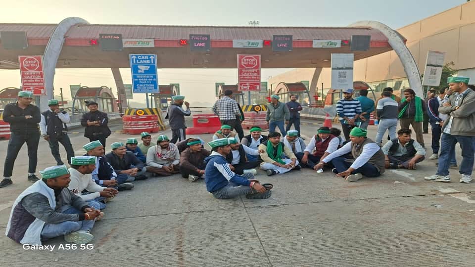 धरना देते किसान संगठन के कार्यकर्ता।