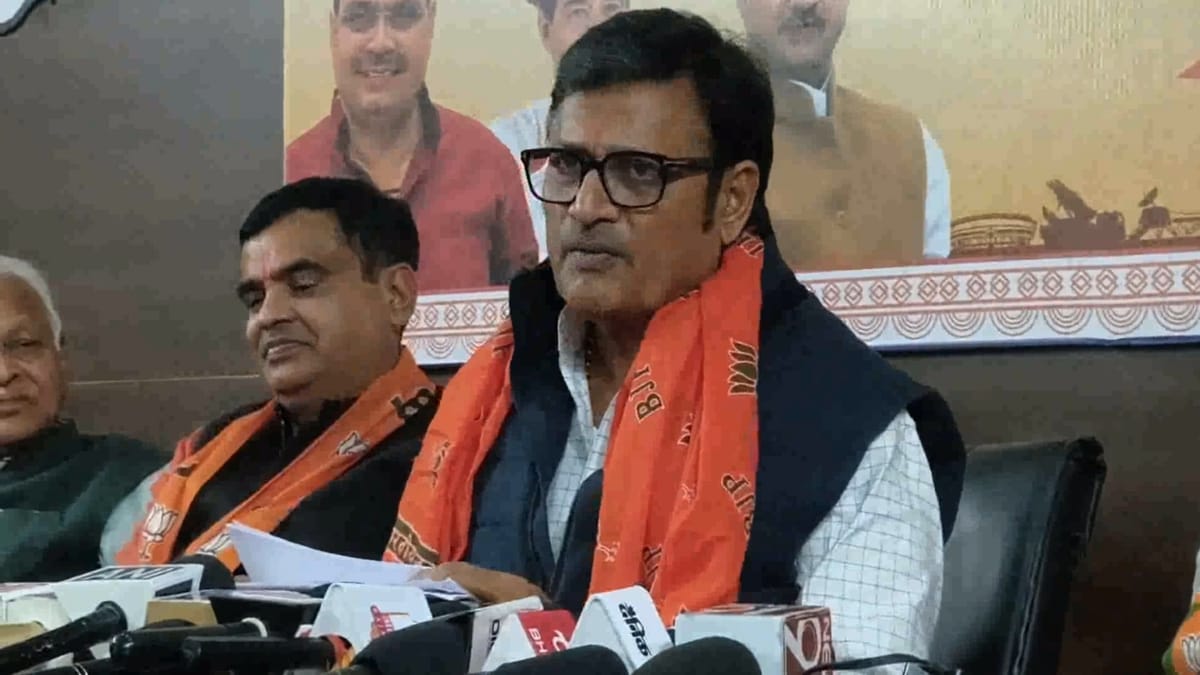 राजस्थान: राजेंद्र राठौड़ ने बेटे-बहू को चुनाव मैदान में उतारा, फिल्मी गीत गाकर कार्यकर्ताओं से मांगे वोट