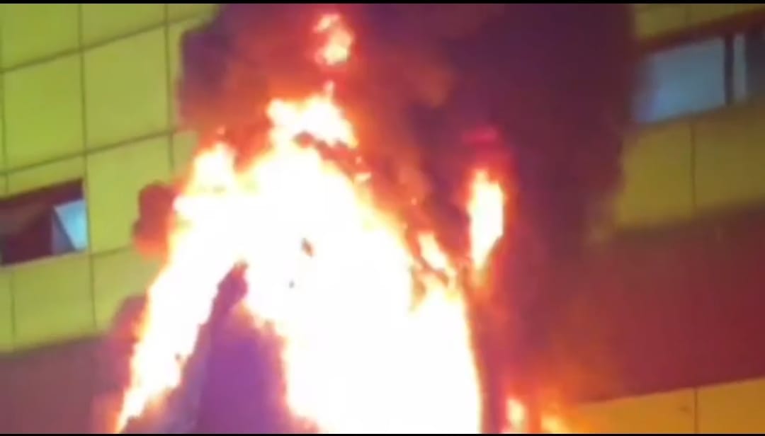 ऊपर की ओर उठती हुईं आग की तेज लपटें।