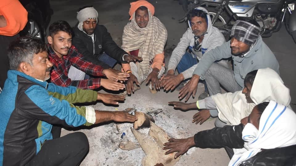 UP: Fog descends on Moradabad division, life comes to a standstill, and vehicle speeds slow down