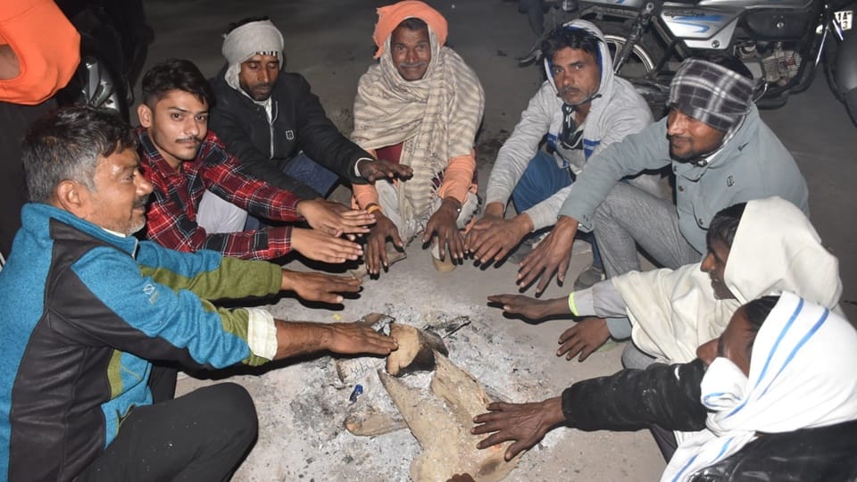 UP: Fog descends on Moradabad division, life comes to a standstill, and vehicle speeds slow down