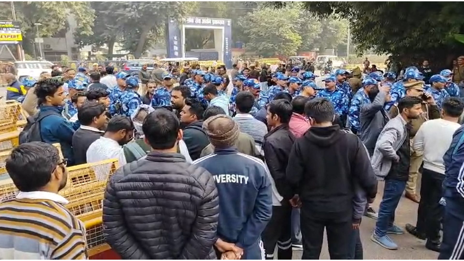 यूपीपीएससी के सामने प्रदर्शन करते छात्र और तैनात फोर्स।