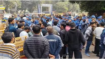 यूपीपीएससी के सामने प्रदर्शन करते छात्र और तैनात फोर्स।