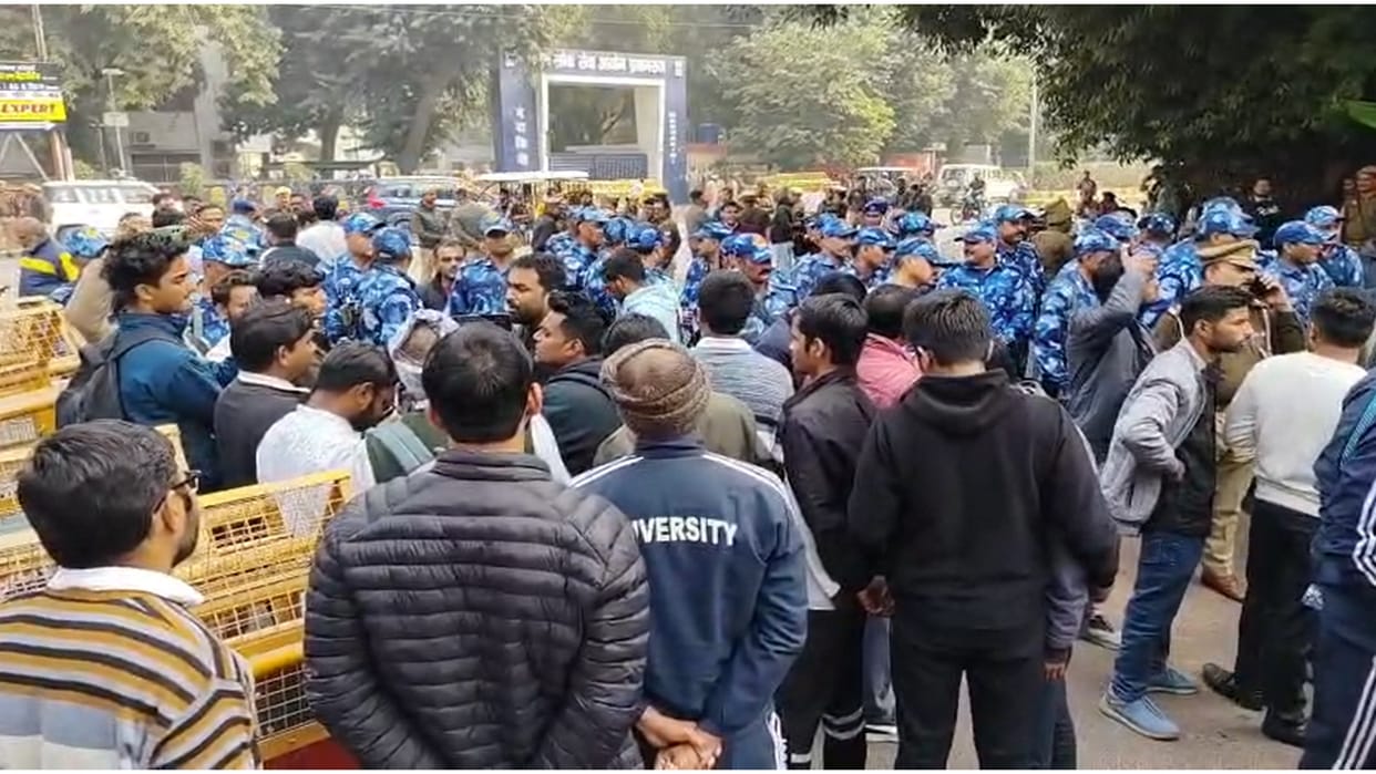 Protests begin in front of the commission demanding transparency in the examination