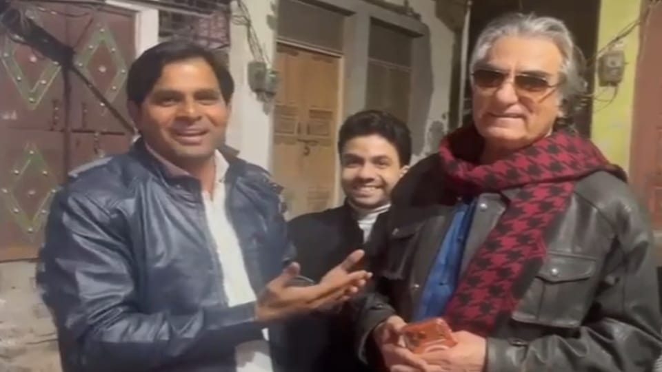 अभिनेता अली खान दाएं