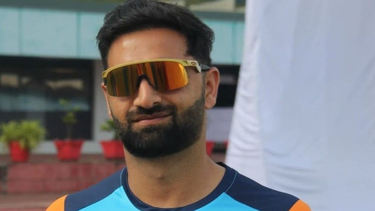 Auqib Nabi Emotional Journey to Indian Test Squad; From Bowling at a Chair During Curfew to Team India