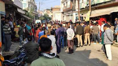 Kanpur: Biker hits pile of bricks, dies due to not wearing a helmet