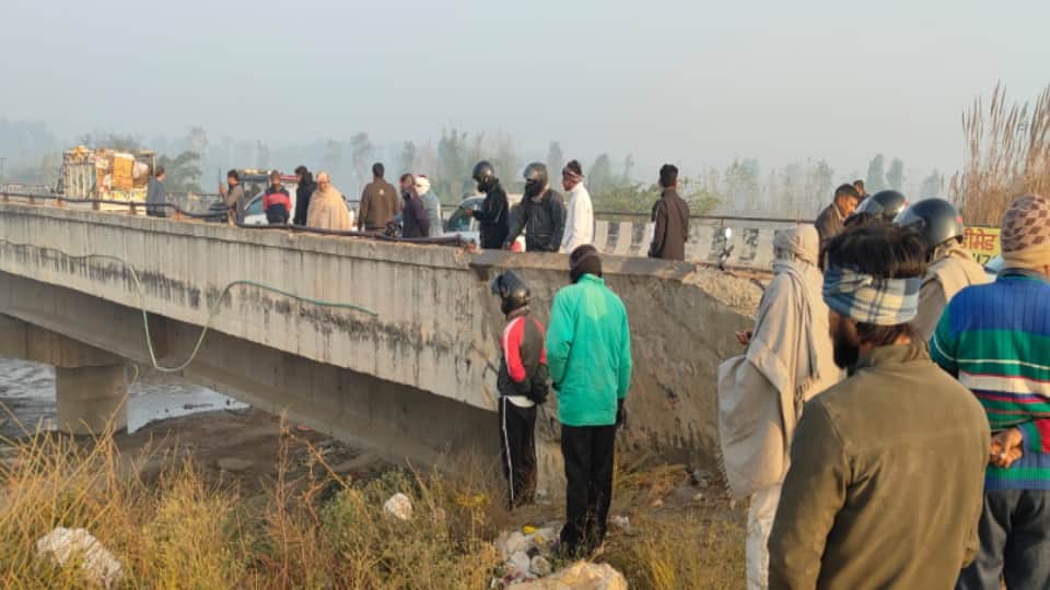Accident: Police COP returning from an investigation, their car fell into the Hindon River; two died