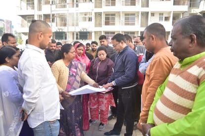 12 नंबर स्टॉप पर ‘हाउसिंग फॉर ऑल’ परियोजना में देरी से लाभार्थियों में आक्रोश, मेयर से हुआ तीखा सवाल-जवाब