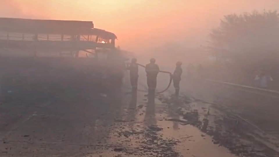 mathura horrific accident at yamuna expressway four passengers burnt alive  Dead 25 injured