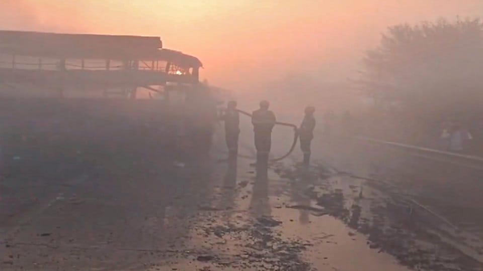 mathura horrific accident at yamuna expressway four passengers burnt alive  Dead 25 injured