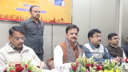 डिप्टी सीएम राजेंद्र शुक्ल, मंत्री नरेंद्र शिवाजी पटेल, के साथ  मौजूद अधिकारी
