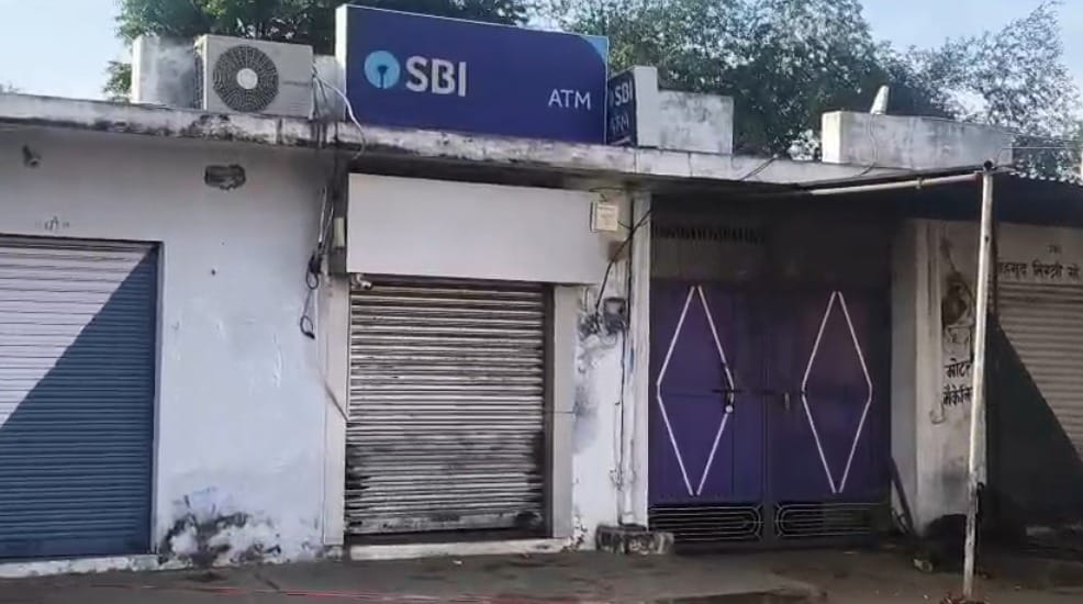 एटीएम पर अज्ञात बदमाशों ने बड़ी लूट की वारदात को अंजाम दिया।