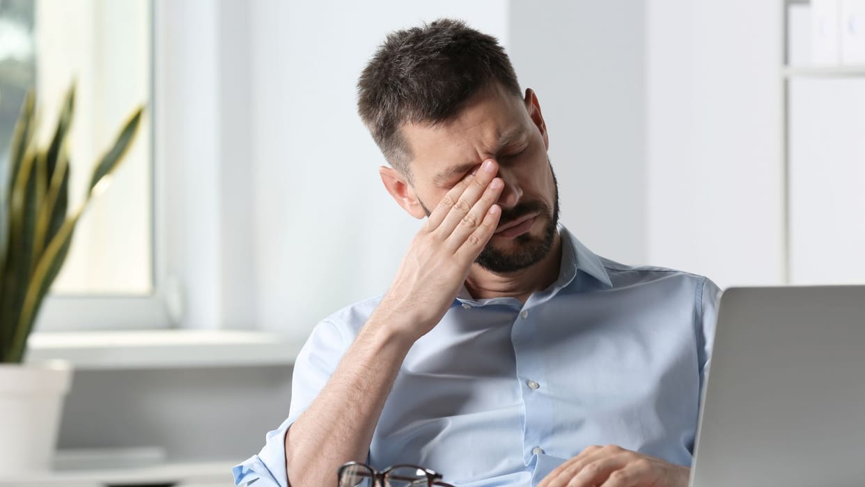 what causes eye itching and burning know aankhon mein jalan aur khujli ho to kya karen