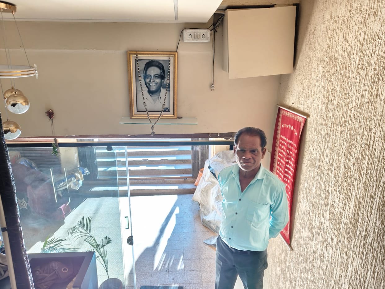 Indore: The family of 'Hariram' from the film Sholay lives in Indore, where a hairdressing shop is located nea