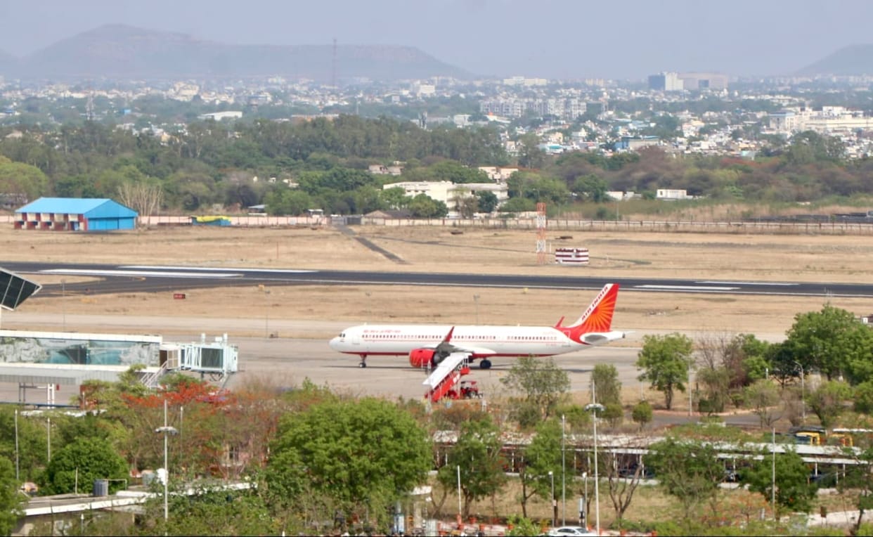 Indore: Flight cancellations continue in Indore, four flights did not take off.