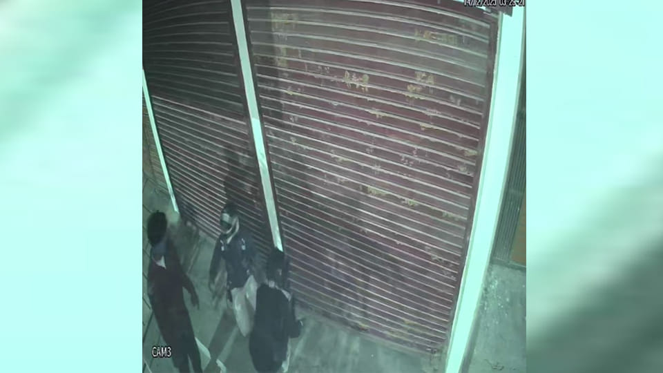 UP: Thieves broke open a shutter and stole three kilograms of silver jewelry