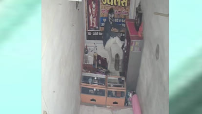 UP: Thieves broke open a shutter and stole three kilograms of silver jewelry