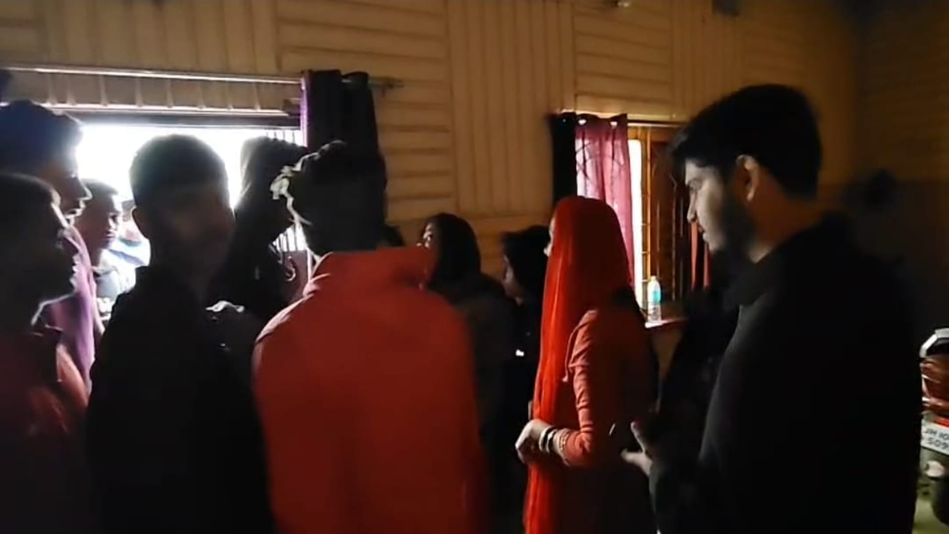 आग लगने के बाद घर में सो रहे लोगों में हड़कंप मच गया