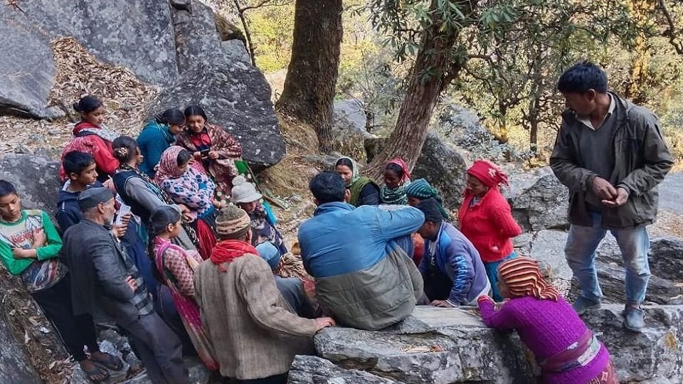 Verification court is being held on the top of the mountain for ration subsidy in bageshwar