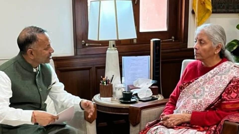 केंद्रीय वित्त मंत्री निर्मला सीतारमण से चर्चा करते राज्यसभा सदस्य राजेंद्र गुप्ता।