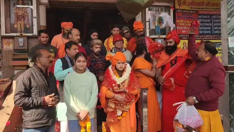 Haridwar: मां गंगा की पूजा के साथ गायिका कवि सिंह की पदयात्रा शुरू, भारत को हिंदू राष्ट्र घोषित करने की मांग