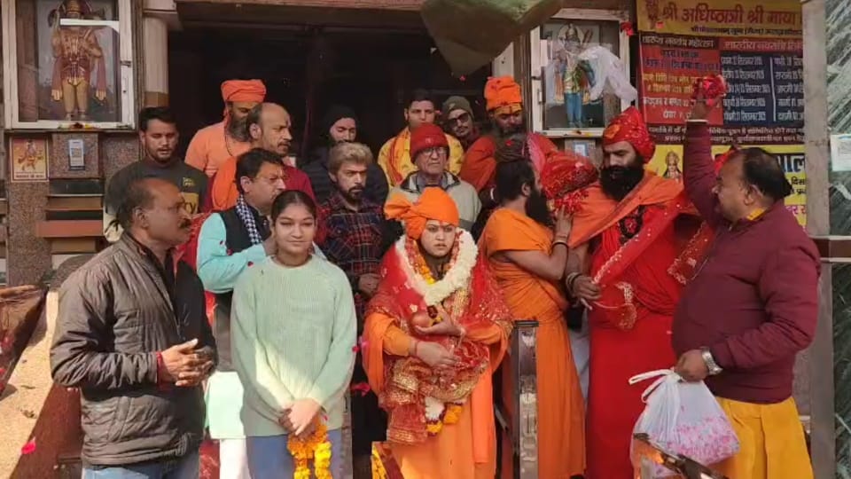 Singer Kavi Singh begins her pilgrimage with prayers at Har Ki Pauri, demanding that India be declared a Hindu