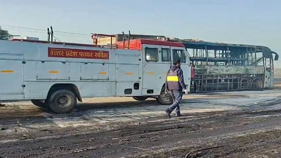 mathura horrific accident at yamuna expressway four passengers burnt alive  Dead 25 injured