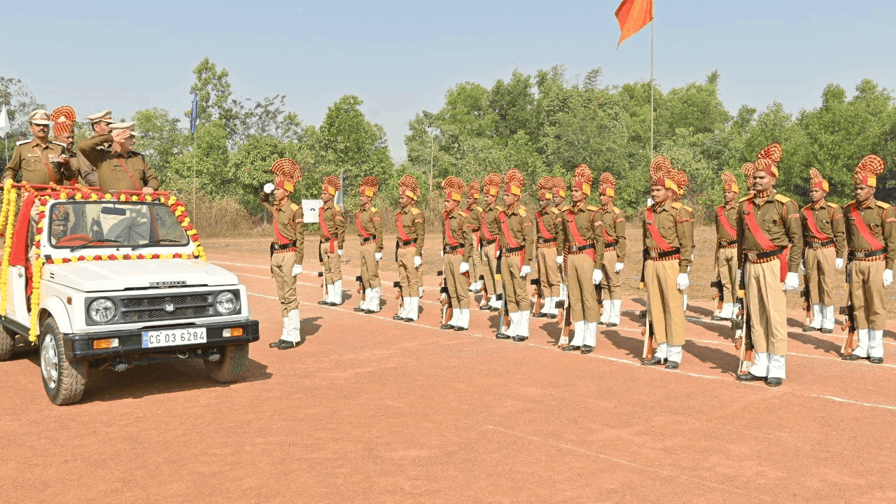 मुख्य अतिथि वीके लकड़ा ने ली परेड की सलामी